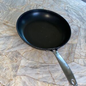 Oxo Black Skillet with Silver Handle  11 in./28 cm frying pans